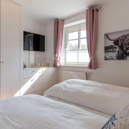 Reetdachhaus Meerzeit Reetdachhaus Meerzeit بيت للعطل *