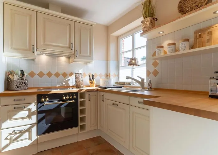 Reetdachhaus Meerzeit Reetdachhaus Meerzeit بيت للعطل *